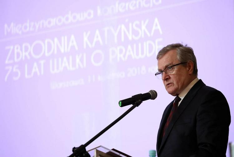 Wicepremier, minister kultury Piotr Gliński podczas wystąpienia otwierającego międzynarodową konferencję "Zbrodnia Katyńska. 75 lat walki o prawdę" na Zamku Królewskim w Warszawie. Fot. PAP/T. Gzell