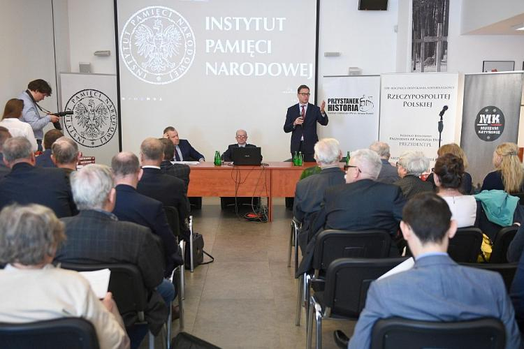 Dyrektor Muzeum Wojska Polskiego Adam Buława (L), prof. Włodzimierz Stefan Suleja (C) oraz prezes IPN Jarosław Szarek podczas konferencji prasowej "Świadectwa i świadkowie. Zbrodnia katyńska 1940 r." w Centrum Edukacyjnym IPN "Przystanek Historia". Fot. PAP/J. Turczyk