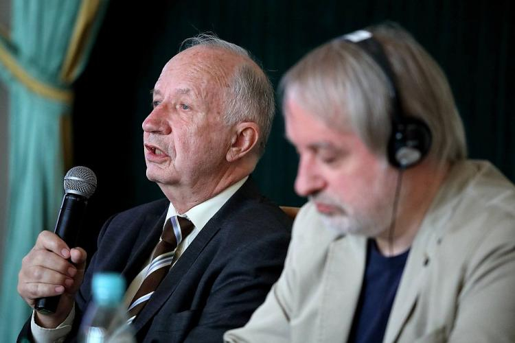 Prof. Wojciech Materski (L) z Instytutu Stosunków Politycznych PAN i dr Nikita Pietrow (P) ze Stowarzyszenia "Memoriał" Moskwa podczas pierwszego panelu międzynarodowej konferencji "Zbrodnia Katyńska. 75 lat walki o prawdę" na Zamku Królewskim w Warszawie. Fot. PAP/T. Gzell