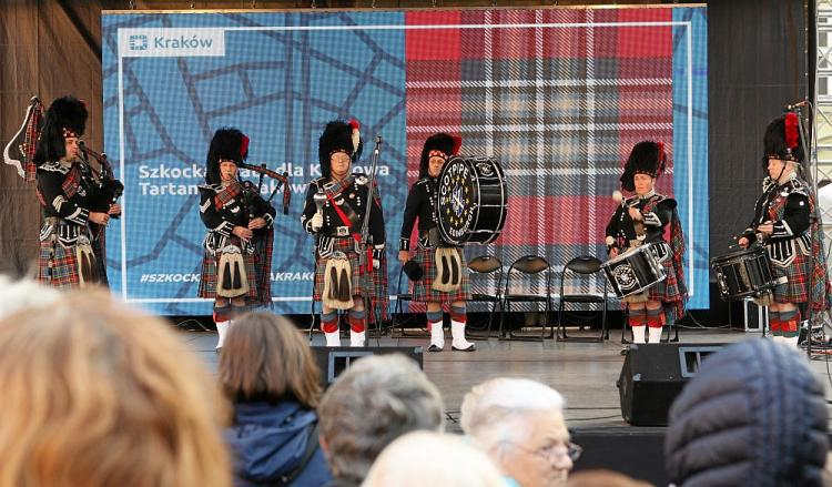 Festiwal Szkockiej Kraty w Krakowie: występ Scotpipe - dudziarzy z Edynburga; w tle szkocka krata dla Krakowa. 09.2017. Fot. PAP/S. Rozpędzik