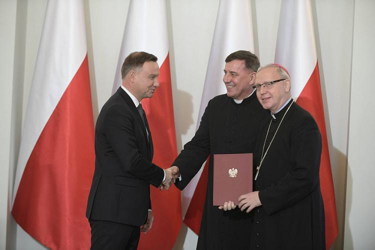 Prezydent Andrzej Duda (L), bp Piotr Libera (P) i ks. Stefan Cegłowski podczas uroczystości w Pałacu Prezydenckim w Warszawie, na której prezydent wręczył rozporządzenia uznające nowe obiekty zabytkowe za Pomniki Historii. Fot. PAP/M. Obara