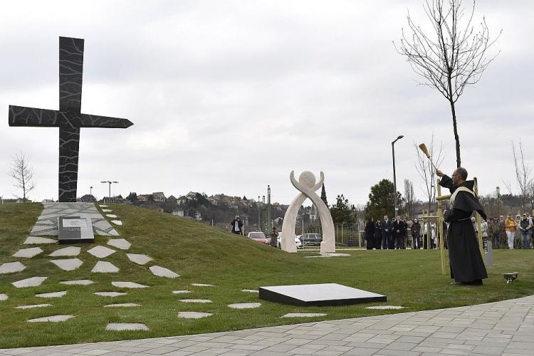Uroczyste odsłonięcie i poświęcenie pomnika "Memento-Smoleńsk" w Budapeszcie. Fot. PAP/EPA