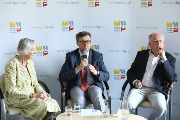 Dyrektor Muzeum Historii Polski Robert Kostro (C), darczyńca Maria Starczewska-Lambasa (L) i rzecznik muzeum Marek Stremecki (P) podczas konferencji. Fot. PAP/R. Guz