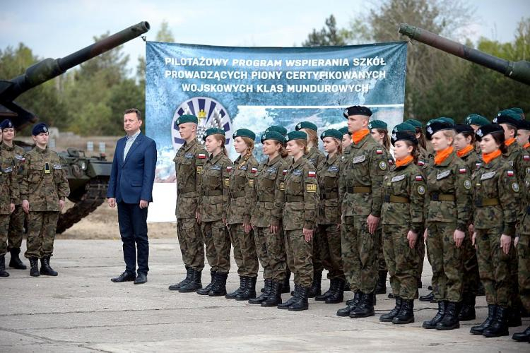 Minister obrony narodowej Mariusz Błaszczak (3L) podczas spotkania z uczniami klas mundurowych z placówek oświatowych zakwalifikowanych do II edycji „Pilotażowego programu wspierania szkół prowadzących Piony Certyfikowanych Wojskowych Klas Mundurowych” w 1 Warszawskiej Brygadzie Pancernej w Warszawie – Wesołej. Fot. PAP/M. Obara