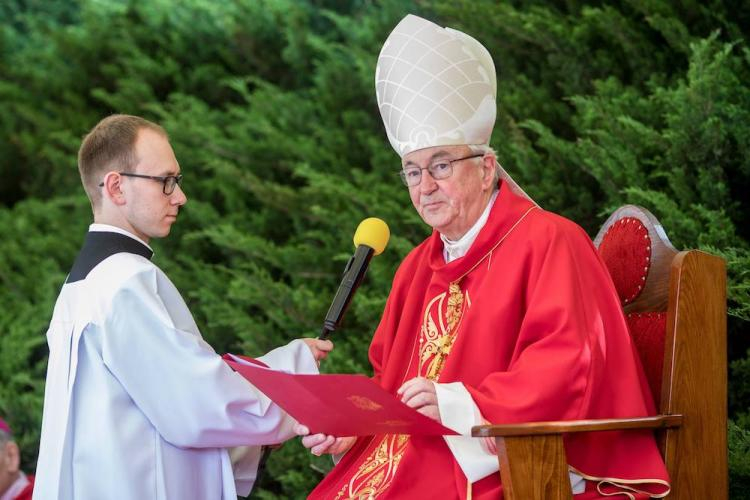 Legat papieski kard. Vincent Nichols podczas mszy św. Msza św. odpustowa w ramach uroczystości ku czci św. Wojciecha oraz zakończenia obchodów jubileuszu 600-lecia prymasostwa w Polsce odprawiona została na placu św. Wojciecha w Gnieźnie, 29 bm. Fot. PAP/P. Jaskółka