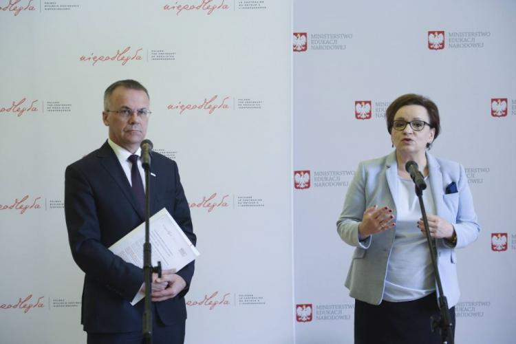 Minister edukacji narodowej Anna Zalewska i sekretarz stanu w Ministerstwie Kultury i Dziedzictwa Narodowego Jarosław Sellin. Fot. PAP/J. Kamiński