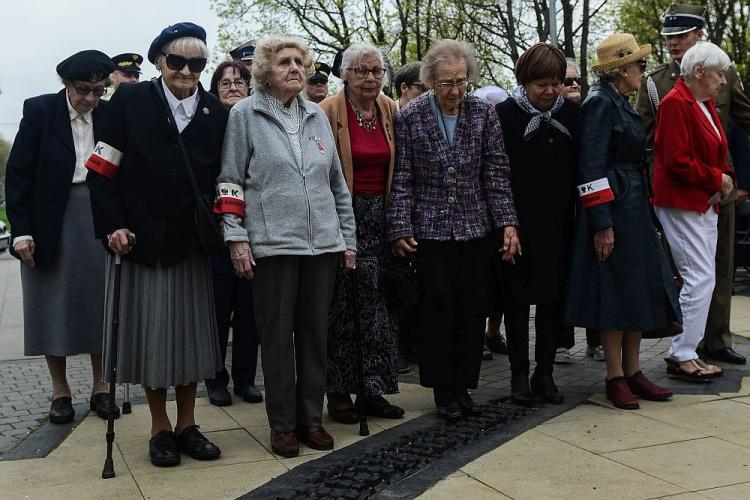 Byłe więźniarki obozu jenieckiego w Oberlangen składają wieniec przed pomnikiem I Dywizji Pancernej w Warszawie z okazji 73. rocznicy wyzwolenia Stalagu VI C – Oberlangen przez żołnierzy 1. Polskiej Dywizji Pancernej gen. Stanisława Maczka. Fot. PAP/J. Kamiński