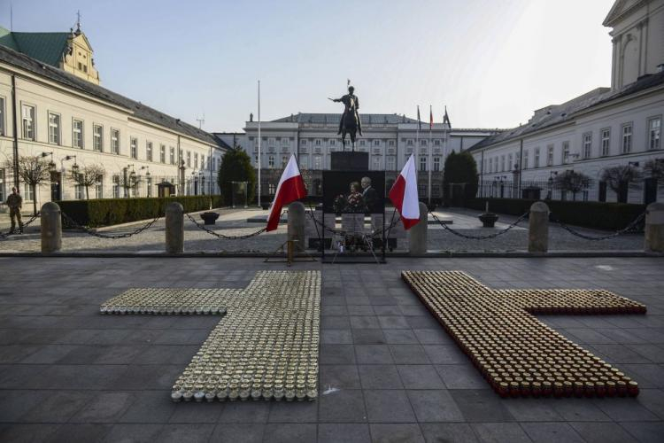 Znicze przed Pałacem Prezydenckim. Fot. PAP/J. Kamiński