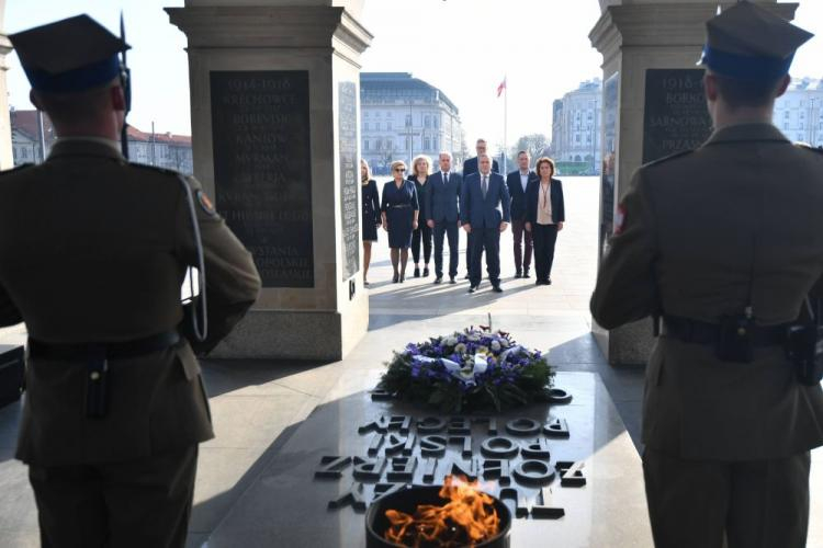 Przewodniczący Platformy Obywatelskiej Grzegorz Schetyna i politycy PO złożyli kwiaty pod przed Grobem Nieznanego Żołnierza. Fot. PAP/B. Zborowski