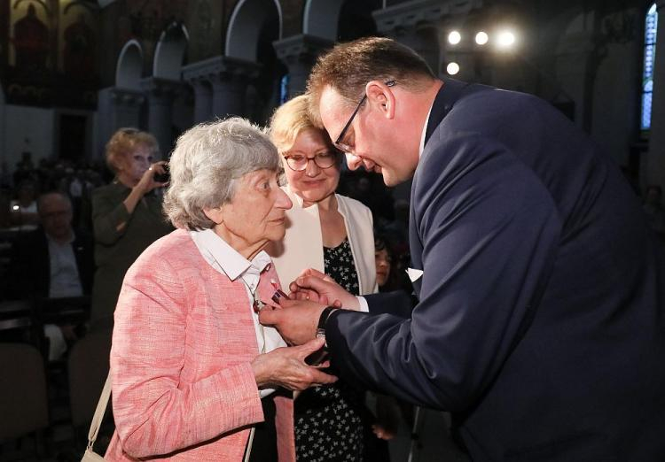 Szef Urzędu ds. Kombatantów i Osób Represjonowanych Jan Józef Kasprzyk wręcza Medal „Pro Patria” Zofii Pociłowskiej-Kann, rzeźbiarce, byłej więźniarce Pawiaka i KL Ravensbrück podczas VII Koncertu Pamięci Ofiar Obozu w Ravensbruck. Fot. PAP/P. Supernak