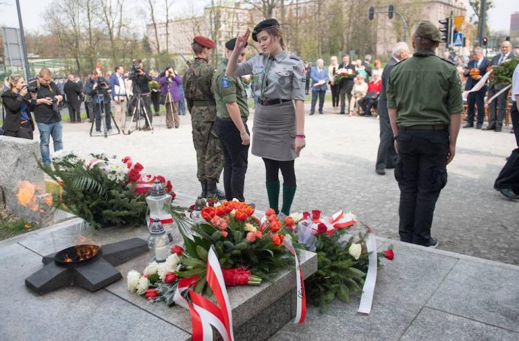 Uroczyste obchody 78. rocznicy Mordu Katyńskiego i Dnia Pamięci Ofiar Zbrodni Katyńskiej przed Pomnikiem Katyńskim w Łodzi, 13 bm. Fot. PAP/G. Michałowski