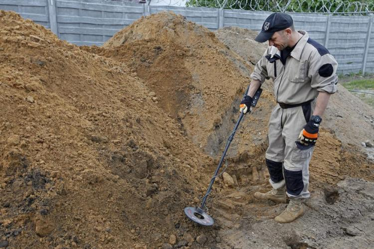 Sondaż archeologiczny prowadzony za ogrodzeniem aresztu śledczego w Białymstoku. Fot. PAP/A. Reszko