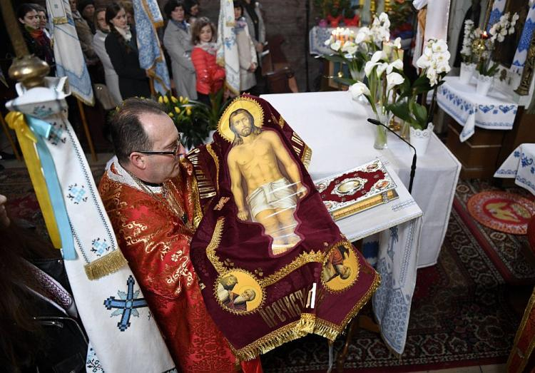 Rezurekcja w greckokatolickiej cerkwi pod wezwaniem św. Mikołaja w Hrebennem. Fot. PAP/D. Delmanowicz