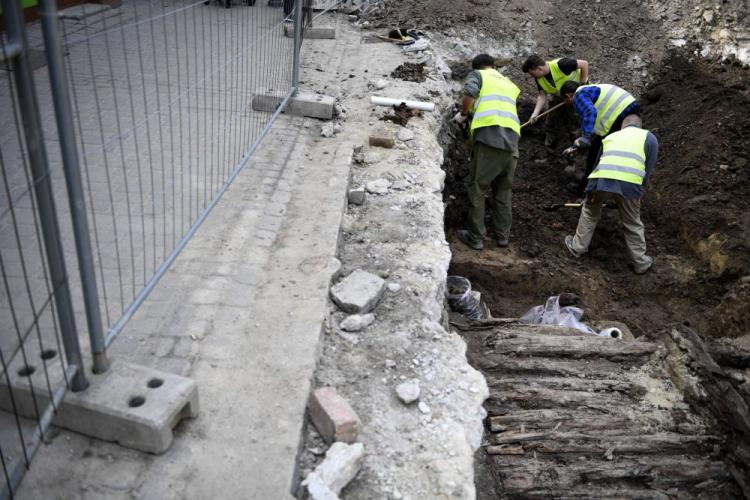 Archeolodzy z Fundacji Rzeszowskiego Ośrodka Archeologicznego podczas prac archeologicznych na ulicy Kościuszki w Rzeszowie. Fot. PAP/D. Delmanowicz