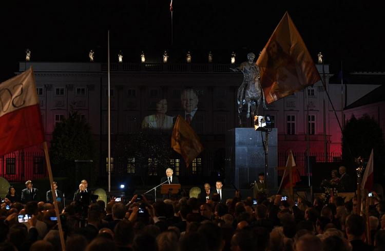 Obchody 8. rocznicy katastrofy smoleńskiej - wystąpienie prezesa PiS Jarosława Kaczyńskiego podczas Apelu Pamięci przed Pałacem Prezydenckim w Warszawie. Fot. PAP/R. Pietruszka