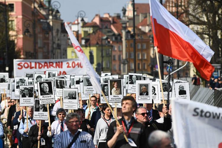 Obchody 8. rocznicy katastrofy smoleńskiej - uczestnicy Marszu z Portretami, zorganizowanego przez Solidarnych 2010 w hołdzie 96. ofiarom katastrofy pod Smoleńskiem. Fot. PAP/M. Kmieciński