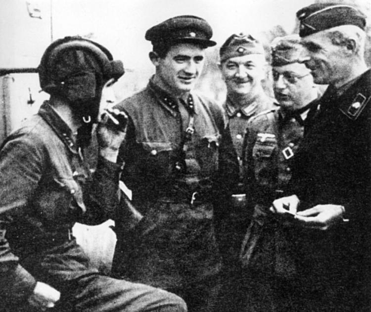 Niemieccy i sowieccy żołnierze na linii demarkacyjnej. 09.1939. Fot. PAP/Reprodukcja