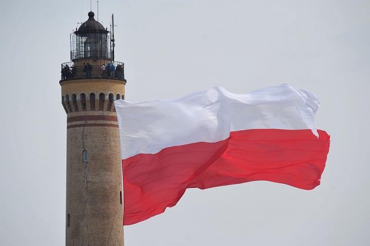 Flaga RP na latarni morskiej w Świnoujściu, 02.05.2017.  Fot. PAP/M. Bielecki