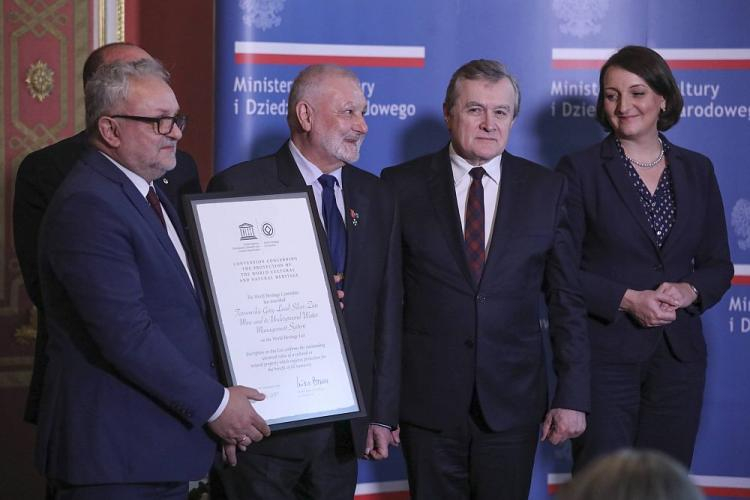 Wicepremier, minister kultury i dziedzictwa narodowego Piotr Gliński (C), wiceminister kultury i dziedzictwa narodowego Magdalena Gawin (P), prezes Stowarzyszenia Miłośników Ziemi Tarnogórskiej Marek Kandzia (2L) i burmistrz Tarnowskich Gór Arkadiusz Czech (L) podczas uroczystego wręczenia certyfikatu Listy Światowego Dziedzictwa UNESCO na Zamku Królewskim w Warszawie. Fot. PAP/T. Gzell