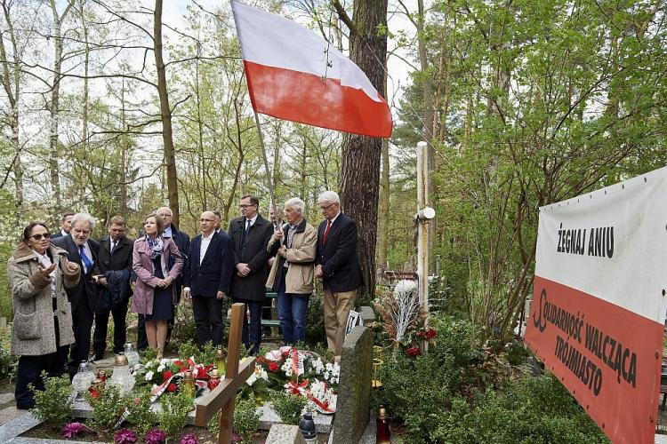 Uroczyste złożenie kwiatów na grobie Anny Walentynowicz na Cmentarzu Srebrzysko w Gdańsku, w ramach ogólnopolskich obchodów 40-lecia utworzenia Wolnych Związków Zawodowych. Fot. PAP/A. Warżawa