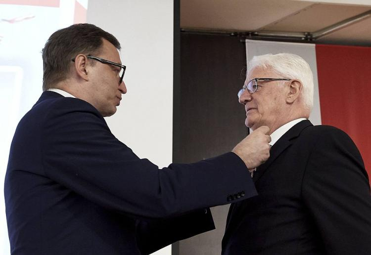 Krzysztof Wyszkowski (P) odbiera Krzyż Wolności i Solidarności z rąk prezesa IPN Jarosława Szarka podczas gdańskich obchodów 40. rocznicy utworzenia WZZ. Fot. PAP/A. Warżawa  