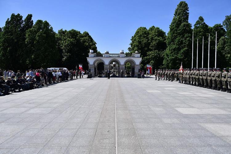 Obchody 83. rocznicy śmierci marszałka Józefa Piłsudskiego, 48. rocznicy śmierci gen. Władysława Andersa oraz 74. rocznicy rozpoczęcia bitwy o Monte Cassino - uroczystości przy Grobie Nieznanego Żołnierza na pl. Piłsudskiego w Warszawie. Fot. PAP/J. Turczyk