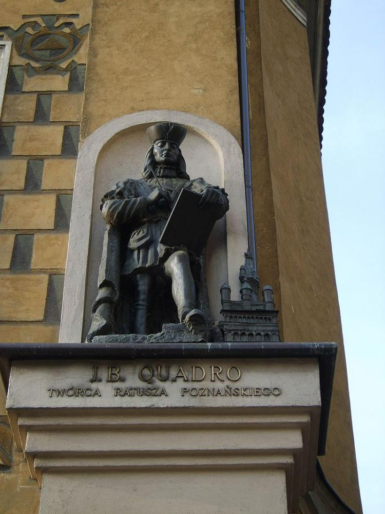 Jan Baptysta Quadro. Rzeźba na kamienicy, w której niegdyś mieszkał. Źródło: Wikimedia Commons