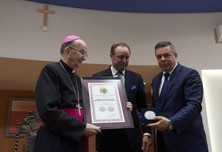 Arcybiskup senior Henryk Muszyński (L) odbiera honorowe wyróżnienie za zasługi dla województwa pomorskiego z rąk marszałka województwa pomorskiego Mieczysława Struka (C) i przewodniczącego Sejmiku Województwa Pomorskiego Jana Kleinszmidta. Fot. PAP/A. Warżawa