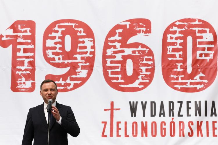 Prezydent RP Andrzej Duda podczas oficjalnych obchodów 58. rocznicy Wydarzeń Zielonogórskich, 27 bm. W 1960 roku około pięciu tysięcy mieszkańców starło się z milicją w obronie eksmitowanego domu katolickiego przy placu Powstańców Wielkopolskich. Fot. PAP/L. Muszyński