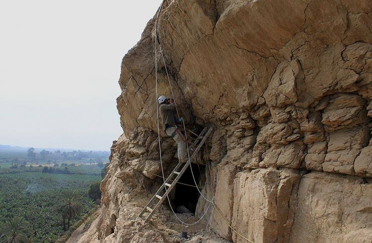 Naukowcy w czasie poszukiwań i dokumentacji inskrypcji hieroglificznych w Gebelein. Źródło: Gebelein Archaeological Project