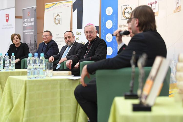 Dr hab. Małgorzata Nowak-Barcińska z KUL (L), ks. prof. Mirosław S. Wróbel z KUL (2L), przewodniczący KEP ks. abp Stanisław Gądecki (4L) i naczelny rabin Polski Michael Schudrich (3L) podczas promocji książki „Wprowadzenie do Biblii Aramejskiej” na KUL w Lublinie. Fot. PAP/W. Pacewicz