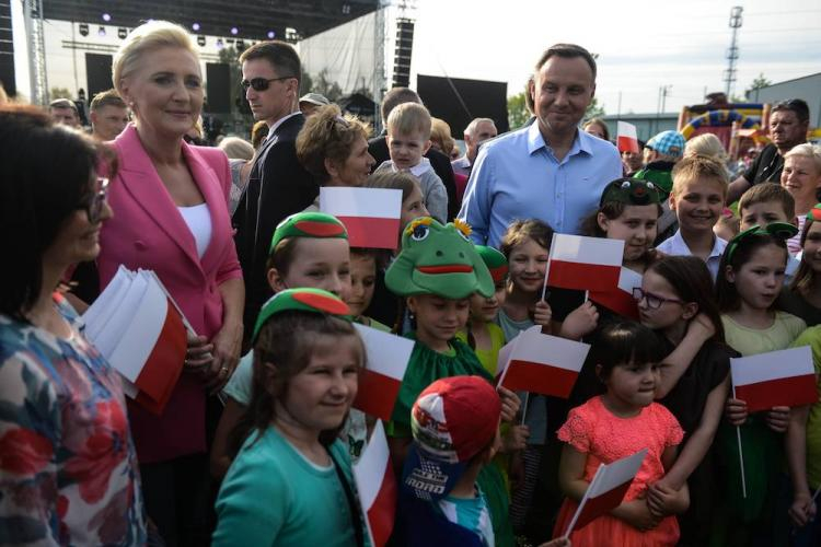 Prezydent Andrzej Duda (P) z małżonką Agatą Kornhauser-Dudą (2L) podczas uroczystości w Halinowie, z okazji Dnia Flagi, 2 bm. Fot. PAP/J. Kamiński