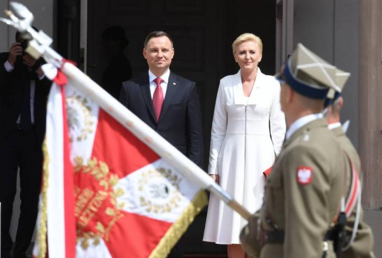 Obchody Dnia Flagi RP oraz Dnia Polonii i Polaków za Granicą - prezydent Andrzej Duda z małżonką Agatą Kornhauser-Dudą podczas uroczystości na dziedzińcu Pałacu Prezydenckiego. Fot. PAP/R. Pietruszka