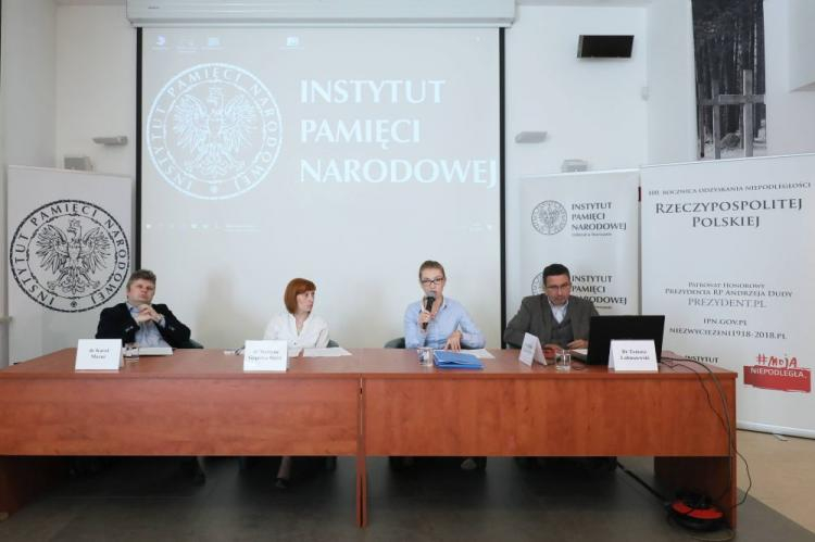 Od lewej: dr Karol Mazur z MPW, dr Martyna Grądzka-Rejak z IPN, Ewa Dyngosz z IPN i moderator dr Tomasz Łabuszewski z IPN podczas panelu „Ukradzione dzieciństwo” w ramach konferencji popularnonaukowej „Wojna i okupacja w oczach dzieci 1939–1945”. Fot. PAP/P. Supernak