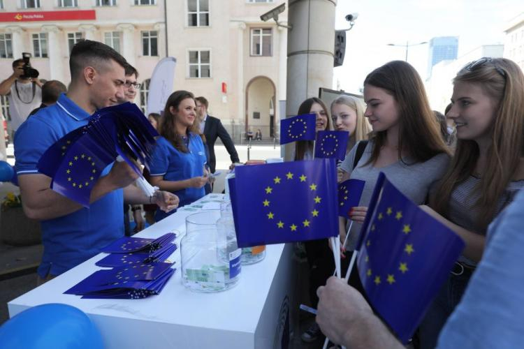 Happening zorganizowany w ramach obchodów Dnia Europy przed siedzibą Przedstawicielstwa Komisji Europejskiej w Warszawie. Fot. PAP/P. Supernak