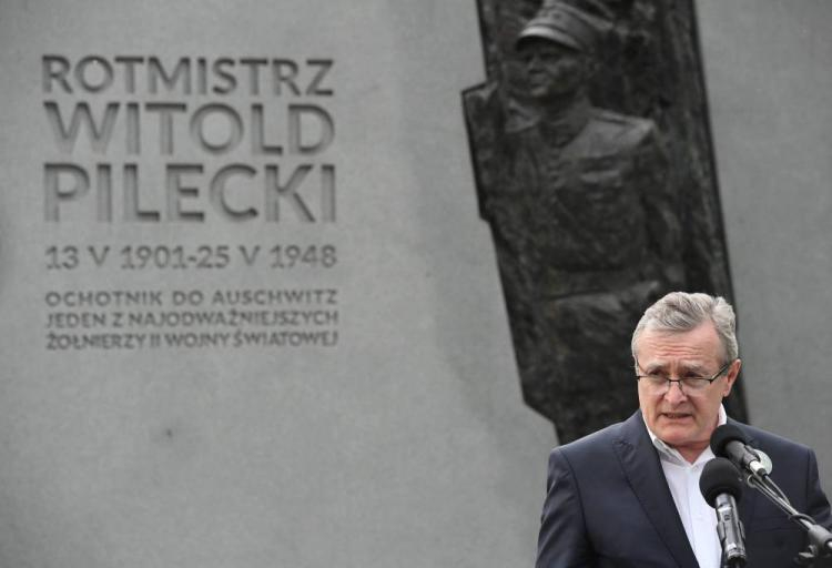 Wicepremier, minister kultury Piotr Gliński podczas uroczystości pod pomnikiem upamiętniającym Rotmistrza Witolda Pileckiego przy Al. Wojska Polskiego w Warszawie, Fot. PAP/R. Pietruszka