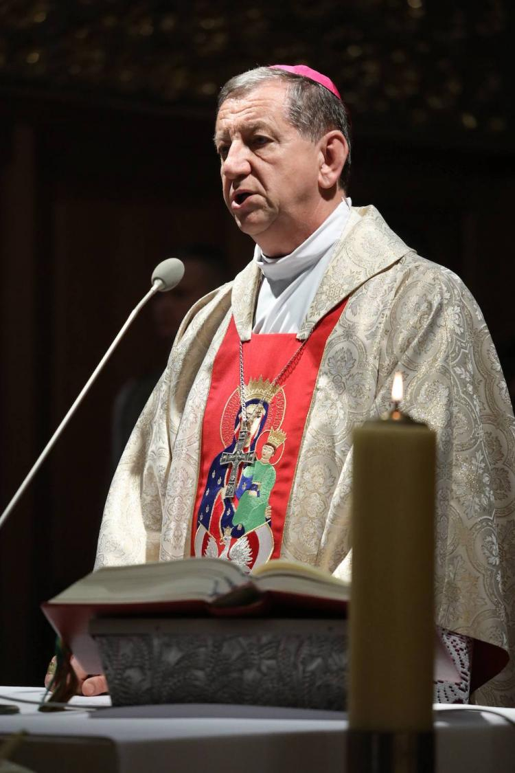 Biskup polowy WP Józef Guzdek przewodniczy mszy świętej w intencji ojczyzny, odprawianej w katedrze polowej Wojska Polskiego w Warszawie, 2 bm. Fot. PAP/T. Gzell