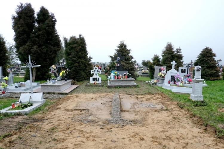 Pozostałość po pomniku ku czci bojowników UPA na cmentarzu gminnym w Hruszowicach, który został rozebrany za zgodą władz gminy Stubno. Monument postawiono w 1994 roku. Upamiętniał 14 członków UPA z kurenia „Żelaźniaka”, którzy zginęli w walce z wojskiem polskim w pobliżu Hruszowic w 1946 roku. Fot. PAP/D. Delmanowicz