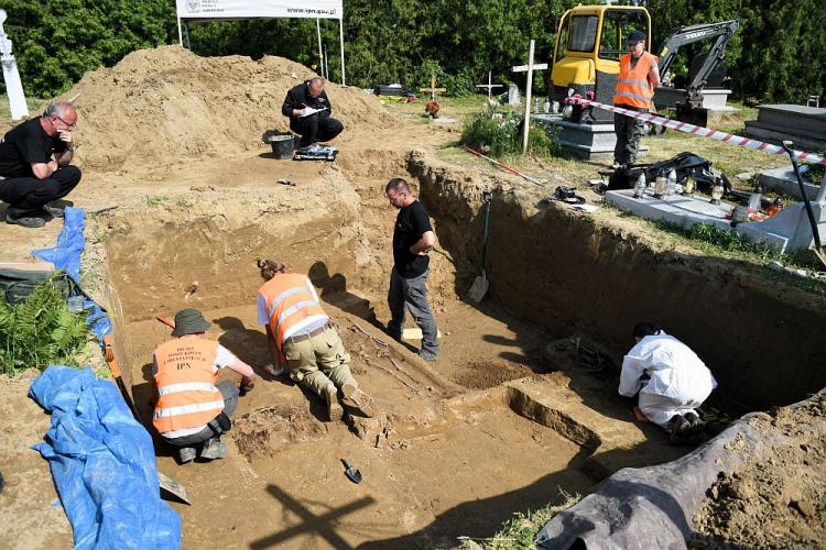 Prace archeologiczne na cmentarzu komunalnym w Hruszowicach w miejscu istniejącego do 26 kwietnia 2017 r. pomnika ku czci UPA. 26.05.2018 Fot. PAP/D. Delmanowicz