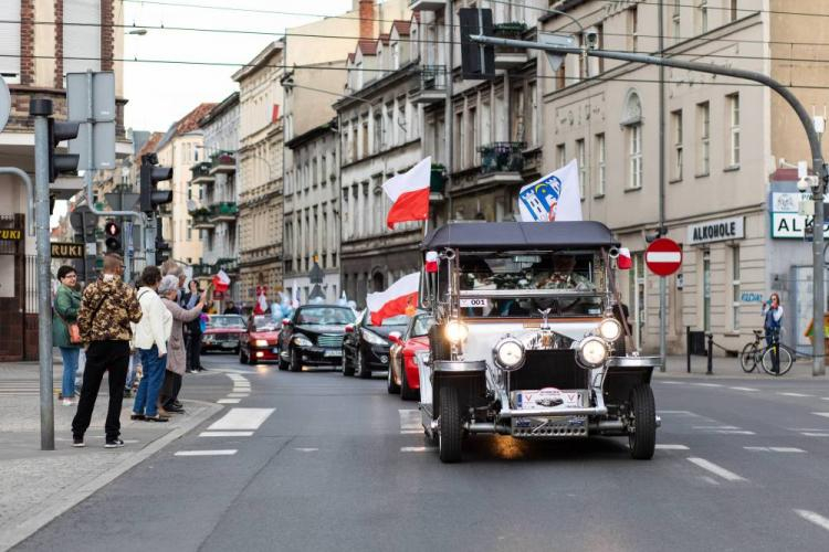 Parada 100 kabrioletów w barwach narodowych zorganizowana w Dniu Flagi RP w Poznaniu. Fot. PAP/M. Zakrzewski. 