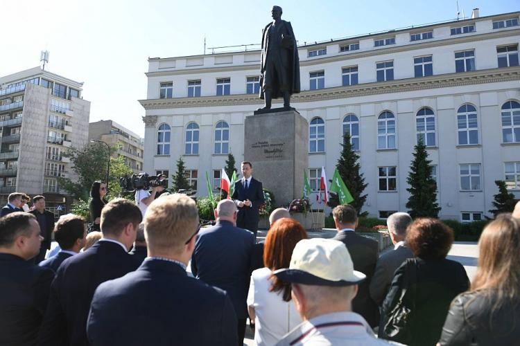Prezes PSL Władysław Kosiniak-Kamysz (C) złożył kwiaty przed pomnikiem Wincentego Witosa w Warszawie, w 92. rocznicę zamachu majowego. Fot. PAP/R. Pietruszka