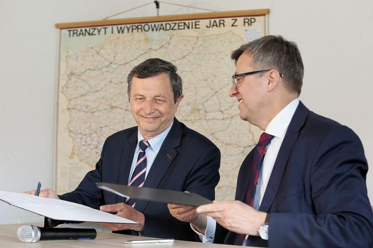 Przewodniczący Rady Głównej Instytutów Badawczych, dyrektor Instytutu Badawczego Dróg i Mostów prof. Leszek Rafalski (L) oraz dyrektor Muzeum Historii Polski Robert Kostro (P) podczas spotkania prasowego dotyczącego przekazania do zbiorów Muzeum Historii Polski mapy wyjścia wojsk sowieckich z Polski w latach 1992-1993. Fot. PAP/L. Szymański