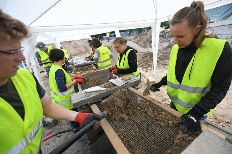 Prace archeologiczno-ekshumacyjne na Łączce Cmentarza Wojskowego na warszawskich Powązkach. 13.06.2017. Fot. PAP/B. Zborowski