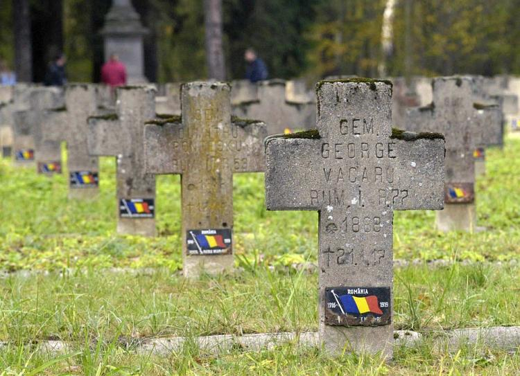Kwatera jeńców rumuńskich z I wojny światowej na cmentarzu w Łambinowicach. 2003 r. Fot. PAP/K. Świderski