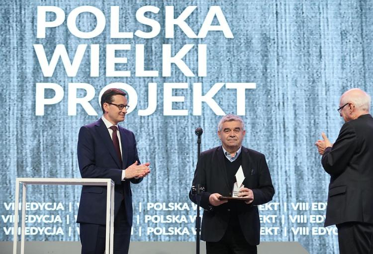 Antoni Libera (C) odebrał Nagrodę im. Prezydenta Lecha Kaczyńskiego z rąk premiera Mateusza Morawieckiego (L); z prawej eurodeputowany Zdzisław Krasnodębski. Fot. PAP/L. Szymański