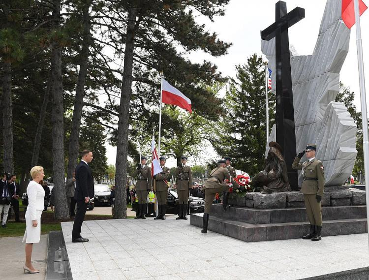 Prezydent Andrzej Duda wraz z małżonką Agatą Kornhauser-Dudą (L) składają kwiaty przed Pomnikiem Katyńskim na cmentarzu św. Wojciecha w Niles koło Chicago. Fot. PAP/R. Pietruszka 