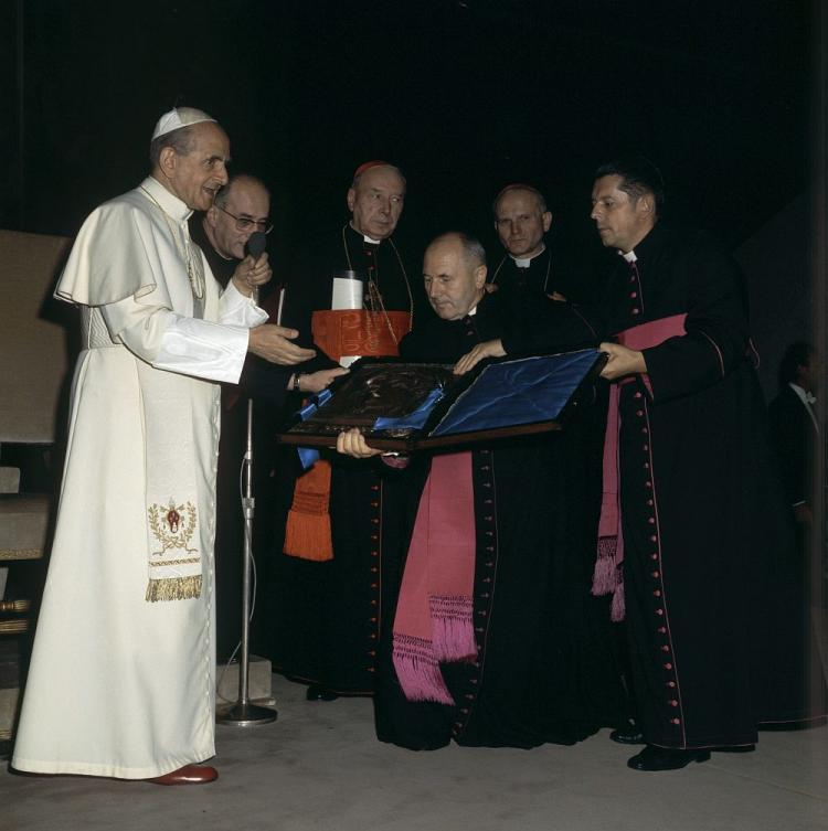 Pielgrzymka biskupów polskich do Rzymu - papież Paweł VI (L), prymas Polski kardynał Stefan Wyszyński (3L), kierownik Sekretariatu Prymasa Polski ks. prałat Hieronim Goździewicz (4L), metropolita krakowski kardynał Karol Wojtyła (2P), kapelan i sekretarz kardynała Wyszyńskiego ksiądz Józef Glemp (P) na audiencji specjalnej. 06.12.1975. Fot. PAP/A. Kossobudzki Orłowski