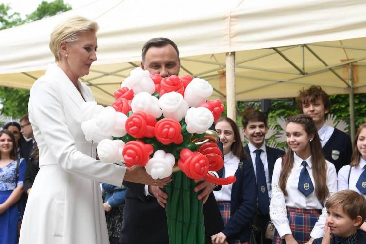 Obchody Dnia Flagi RP oraz Dnia Polonii i Polaków za Granicą - prezydent Andrzej Duda (2L) z małżonką Agatą Kornhauser-Dudą (L) w ogrodach Pałacu Prezydenckiego w Warszawie, gdzie po głównych uroczystościach zorganizowano piknik dla uczniów szkół polonijnych, 2 bm. Fot. PAP/R. Pietruszka