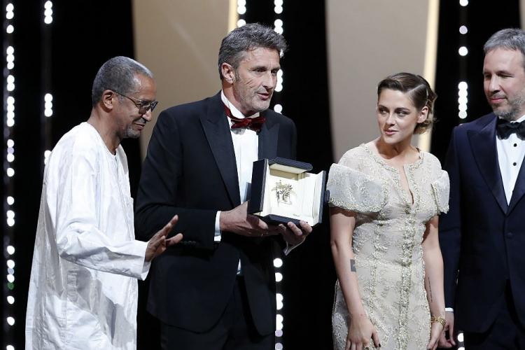Paweł Pawlikowski (2L) odebrał nagrodę za najlepszą reżyserię za film "Zimna wojna" podczas 71. Międzynarodowego Festiwalu Filmowego w Cannes. Fot. PAP/EPA