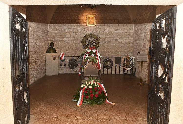 Sarkofag Józefa Piłsudskiego w Krypcie pod Wieżą Srebrnych Dzwonów na Wawelu. 12.05.2017. Fot. PAP/J. Bednarczyk